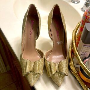 Betsey Johnson gold pumps
